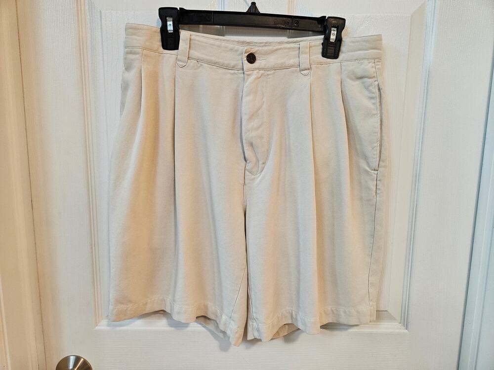 Tommy Bahama 100% Silk Pleated Shorts Men’s 34 Beige Cream Resort Casual